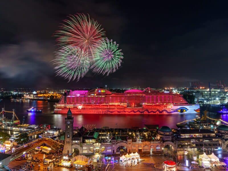 Ein Lichtermeer für AIDAprima am 833. Hafengeburtstag Hamburg