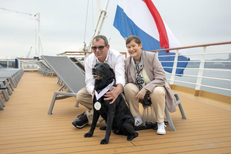 Blindenhund Joska feiert 700 Tage Kreuzfahrt mit Holland America Line