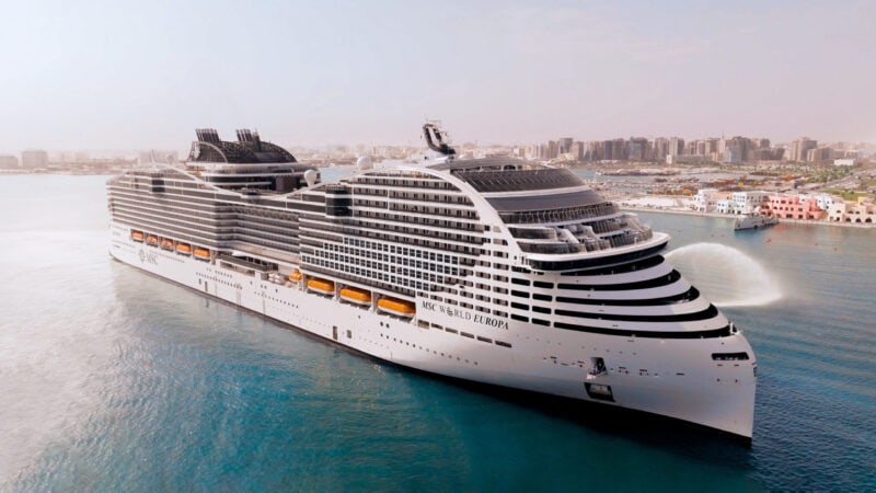 MSC World Europa mit spektakulärem Feuerwerk in Doha getauft