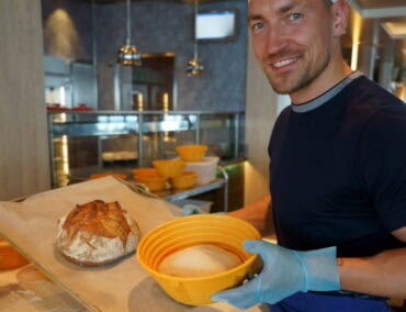 Philipp Boy tauscht Fitnessstudio mit Backstube auf der Mein Schiff 1