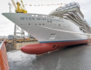 Seven Seas Grandeur verlässt Trockendock und berührt erstmals Wasser