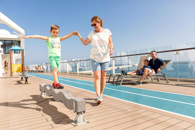 FC St. Pauli Rabauken–Fußballschule im Sommer an Bord der Mein Schiff 6 und 5
