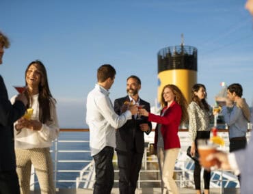 In der Sunset Bar zur «goldenen Stunde» einen Aperitif mit Blick aufs Meer geniessen