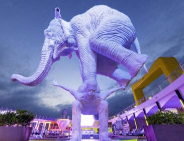 Ein Elefant am Pool des Kreuzfahrtschiffs und ein Pferd vorm Rooftop Garden