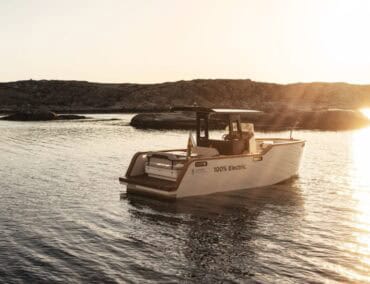 Hurtigruten stellt Nachhaltigkeitsbericht 2022 vor und nimmt zweites Hybrid-Postschiff in Betrieb