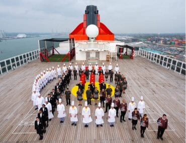 Crew der Queen Mary 2 feierte die Krönung mit einem besonderen Tribut