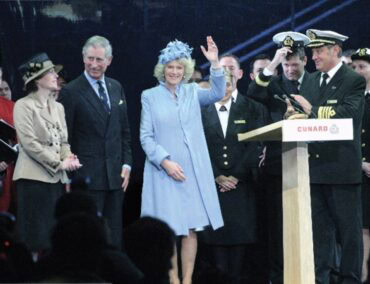 Krönungsfeierlichkeiten auf See an Bord der drei Cunard Queens
