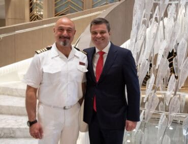 Kapitän Luca Manzi mit Crew und Oceania Cruises übernehmen Vista