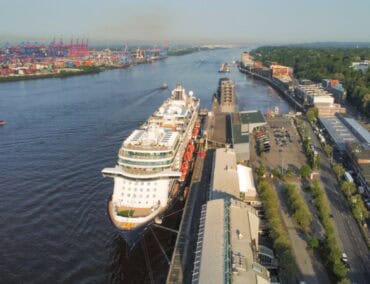 Mein Schiff 4 bezieht erstmals in Hamburg Landstrom