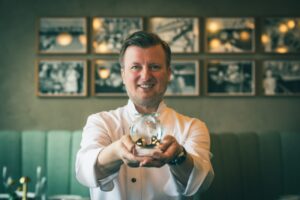 Jüngst vom Guide Michelin erneut mit drei Sternen ausgezeichnet: Kevin Fehling bringt innovativen Gourmetgenuss auf die Europa , (Foto Hapag-Lloyd Cruises/Susanne Baade)