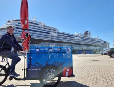 Kreuzfahrt Touristen werden in Rostock mit mobilem “Drahtesel” begrüsst