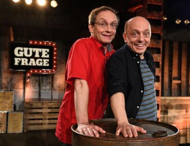 Wigald Boning, Bernhard Hoëcker und Royal-Experte Michael Begasse checken bei A-Rosa ein