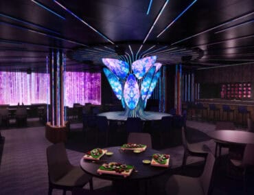 Jetzt im Heck mit viel Weitsicht: Hauptrestaurant mit Service am Platz