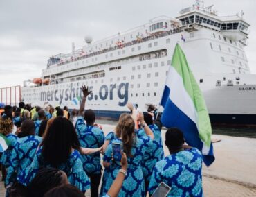 Mercy Ships startet mit dem Spitalschiff Global Mercy Hilfseinsatz in Sierra Leone