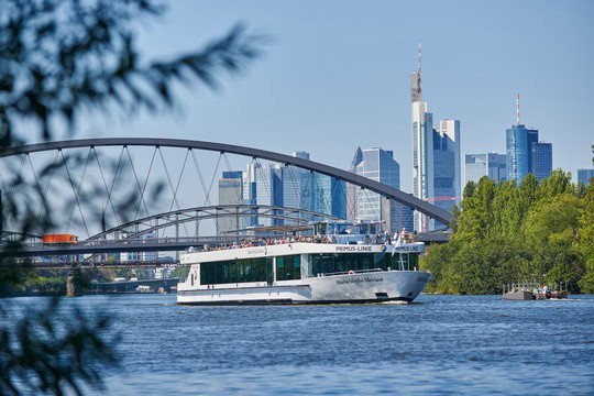 Primus-Linie feiert das bayerische Oktoberfest auf dem Fluss