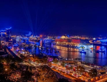 Zehntausende besuchen Kreuzfahrtparade mit AIDAprima an der Spitze