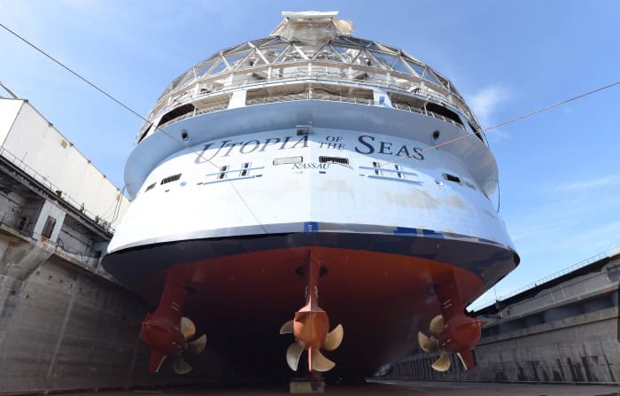 Utopia of the Seas hat erstmals Wasser berührt