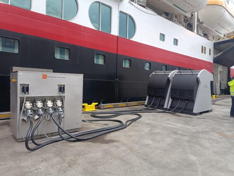 MS Maud bezieht als erstes Schiff Landstrom auf Island