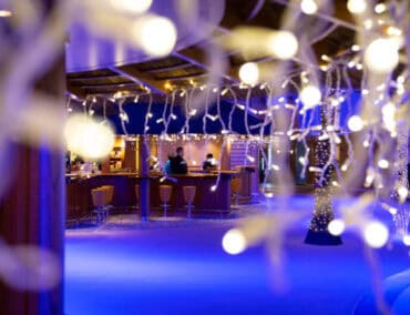 AIDAnova lockt mit Seilbahngondeln, kuschelig dekorierten Cabanas und Winterhütten mit Glühwein und Punsch