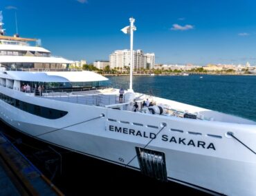 Kelly Craighead, Präsidentin und CEO von CLIA taufte die Emerald Sakara