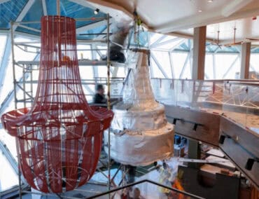 Große Kunstwerke in der Großen Freiheit und im Atrium der Mein Schiff 7