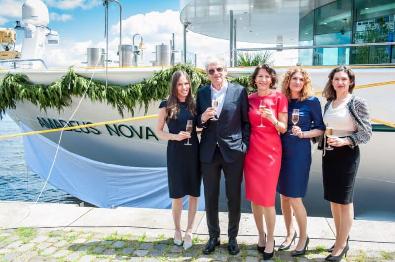 Reeder-Familie Lüftner nach der Taufzeremonie in Amsterdam, v.l.n.r. Corina Lüftner, Dr. Wolfgang Lüftner, Martina Lüftner, Anna Lüftner und Lea Lüftner (Foto Lüftner Cruises)