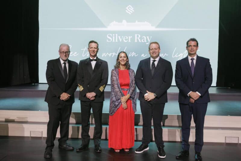 Freude herrscht… Taufe der Silver Ray in Lissabon- von links nach recht : Peter Greenberg, Captain Alessandro Zanello, die Taufpatin des Schiffes Dr. María Josefina Olascoaga, Jason Libertyund Bert Hernandez. (Foto Silversea)