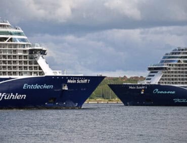Gänsehautmoment für Gäste und Crew: Neue Mein Schiff 7 trifft “alte” Mein Schiff 1