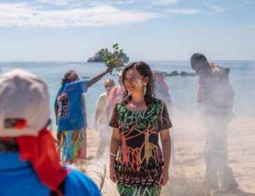 Aborigines taufen die Seabourn Pursuit mit Sand von Ngula Jar Islan