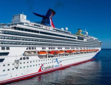 Die Carnival Splendor erstrahlt nach Trockendock Aufenthalt in neuem Glanz