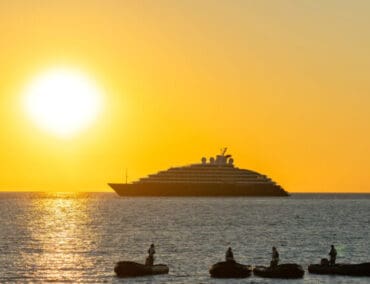 Fünf Jahre Innovation und Entdeckerreisen: Discovery-Yachten jubilieren