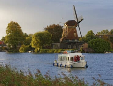Mit dem führerscheinfreien Hausboot vorbei an Tulpenfeldern, Windmühlen bis nach Amsterdam