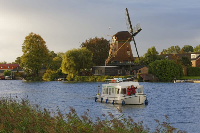 Mit dem führerscheinfreien Hausboot vorbei an Tulpenfeldern, Windmühlen bis nach Amsterdam