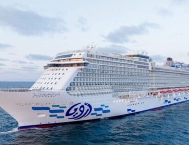 Aroya Cruises schreibt Geschichte: Erste Kreuzfahrt durch den Suezkanal seit Monaten