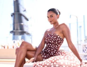 Von Bridgerton aufs Meer: Simone Ashley taufte die Ritz Carlton Yacht Luminara in Barcelona