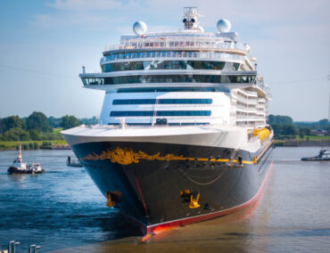 Rückwärts auf der Ems: So gelingt die Überführung der Disney Destiny