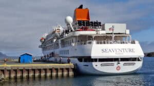MS Seaventure im Hafen von Djúpivogur