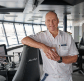 Kapitän Jan Rautawaara übernimmt das Steuer der Mein Schiff Flow