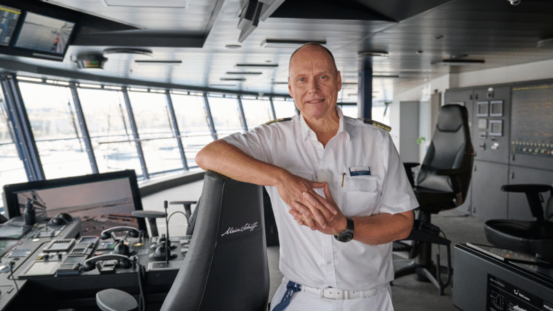 Kapitän Jan Rautawaara übernimmt das Steuer der Mein Schiff Flow