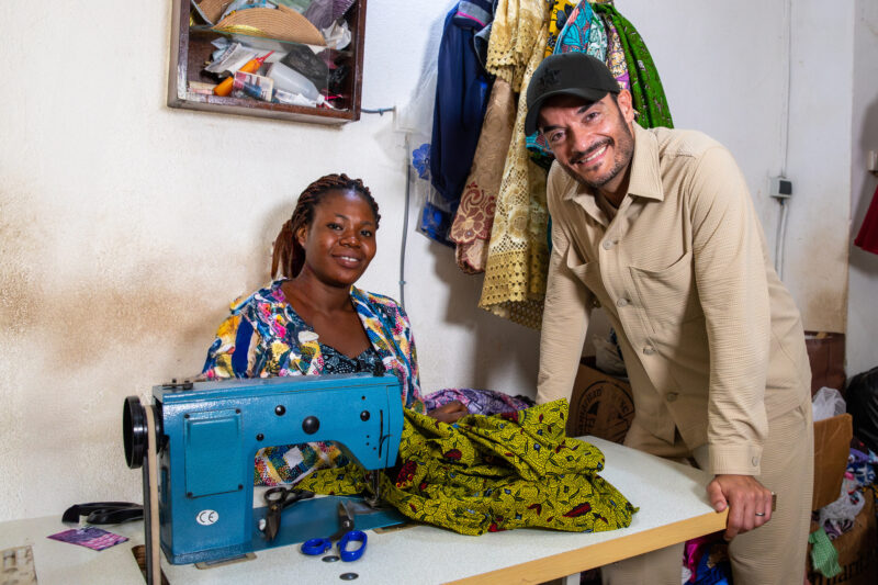 Giovanni Zarrella besucht Clotilde Sanon in einer von Misereor unterstützten Schneiderei an der Elfenbeinküste (Foto ZDF/Kost Miseror)