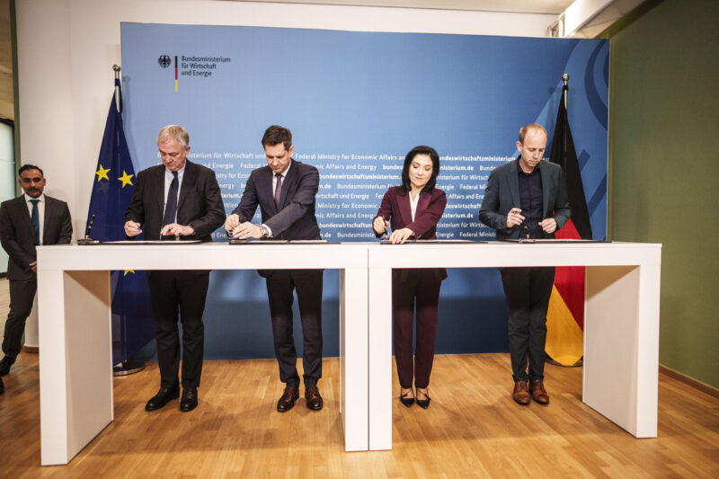 Unterzeichnung einer Absichtserklaerung fuer 4-6 neue Kreuzfahrtschiffe mit einem Wert von bis zu 10 Mrd. Euro von MSC Cruises an die Meyer-Werft im Bundesministerium fuer Wirtschaft und Energie in Berlin (Foto Bundesministeriums fuer Wirtschaft und Energie)