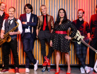 AIDA Cruises setzt 30 Jahre Kussmundflotte mit Geburtstagsparade auf der Elbe in Szene