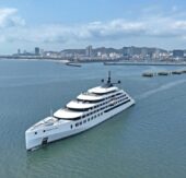 Luxusyacht Emerald Kaia startet durch – mit starken Persönlichkeiten als Taufpaten