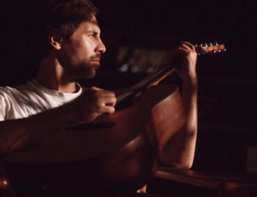 Max Giesinger live auf der Sea Cloud Spirit: Exklusives Unplugged-Konzert im Mittelmeer