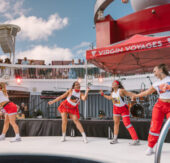 15’000 Lächeln auf See: Das einzigartige Treffen der Virgin Voyages Flotte