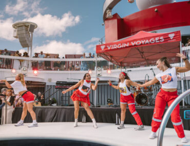 15’000 Lächeln auf See: Das einzigartige Treffen der Virgin Voyages Flotte