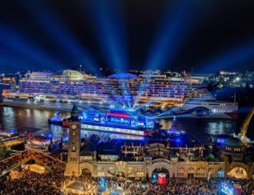 Hamburgs Elbe im Glanz der AIDAperla: Ein Abend voller Licht, Musik und Kreuzfahrtfeeling