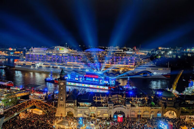 Hamburgs Elbe im Glanz der AIDAperla: Ein Abend voller Licht, Musik und Kreuzfahrtfeeling
