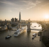 Ein magischer Moment: Die Silver Wind erobert die Tower Bridge