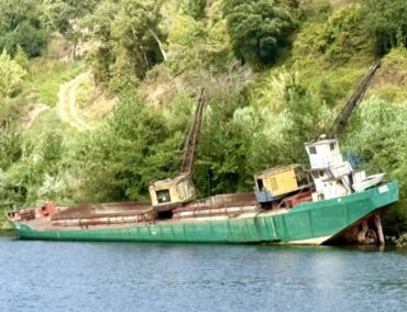 Ein rostender Schandfleck vor Traumkulisse: Wann verschwindet der Plutão vom Douro?